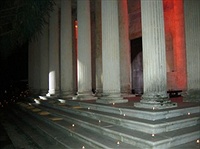 colonnato con candele.jpg