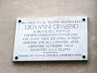 La targa commemorativa di Palazzo Sangiuliano