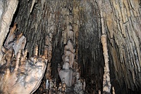 Grotta Monello Stalattiti e stalagmiti.jpg