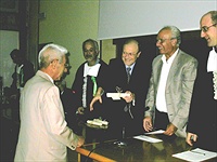 Univ Premio Archimede Padre di Corsaro riceve premio.jpg